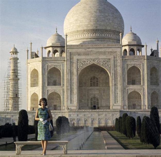 jacqueline_kennedy_at_the_taj_mahal2c_15_march_1962